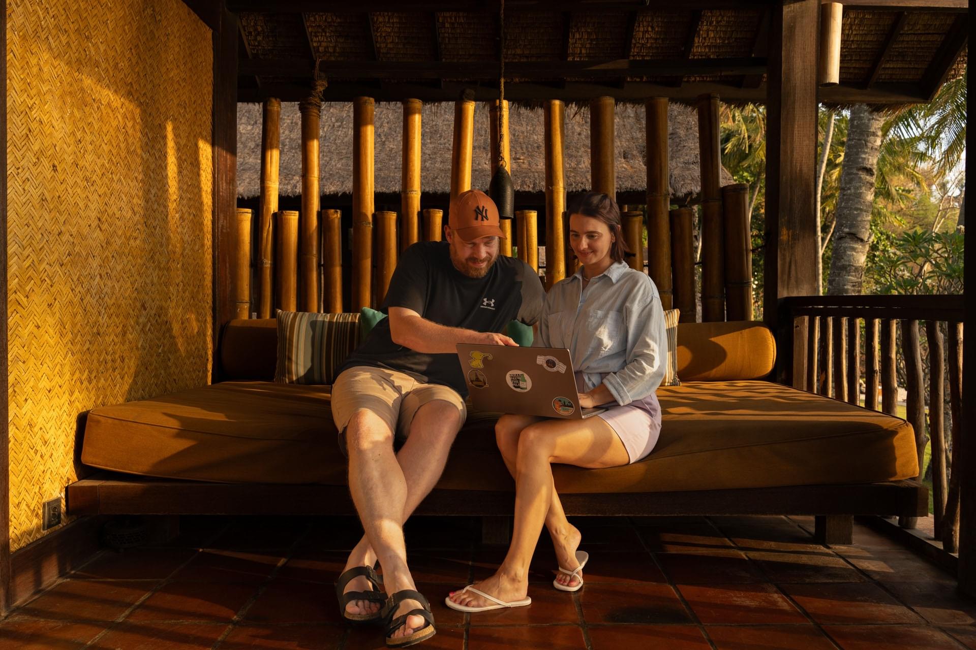 Arbeiten auf der Terrasse auf Lombok, Indonesien.